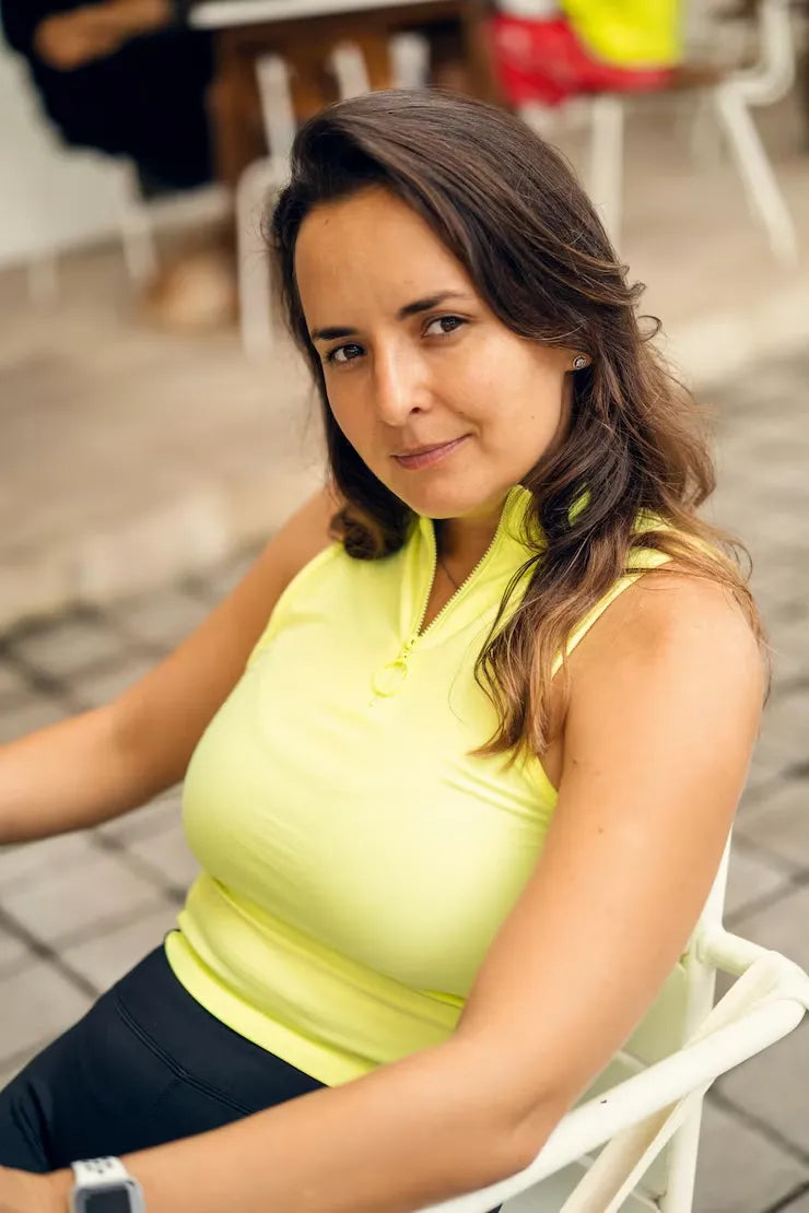 files/imgi_45_1763155535-mujer-hermosa-joven-bebe-cafe-cafe-desayuna-comida-saludable-cafe_1321-3901.webp